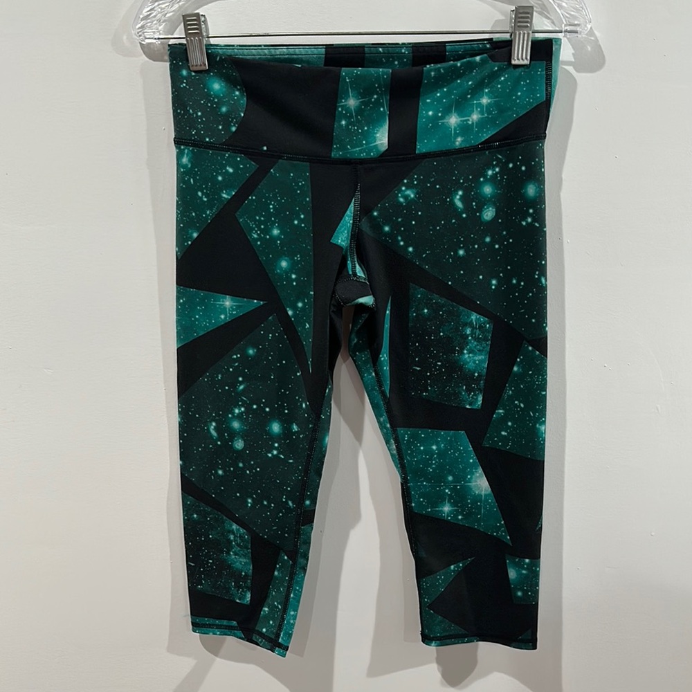 Alo Yoga Airbrush Island Space Capri Crop Leggings Green Black Print